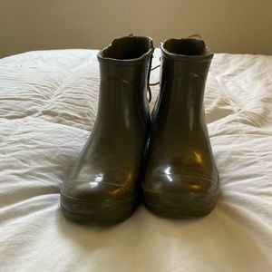 Size 9. Olive green short Sperry rain boots with leather ties on the back